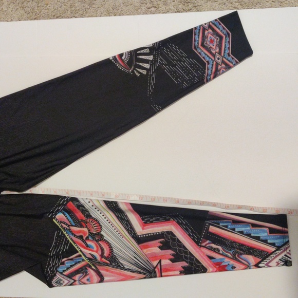 Onzie Flow black with geometric patterns active sports yoga leggings - Picture 11 of 11